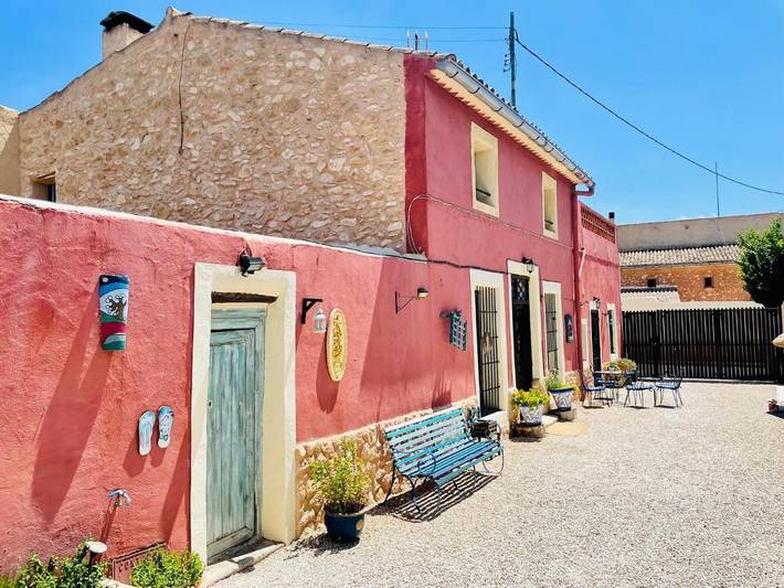 Casa de huéspuedes para 17 personas, con jardín y piscina en Pinoso