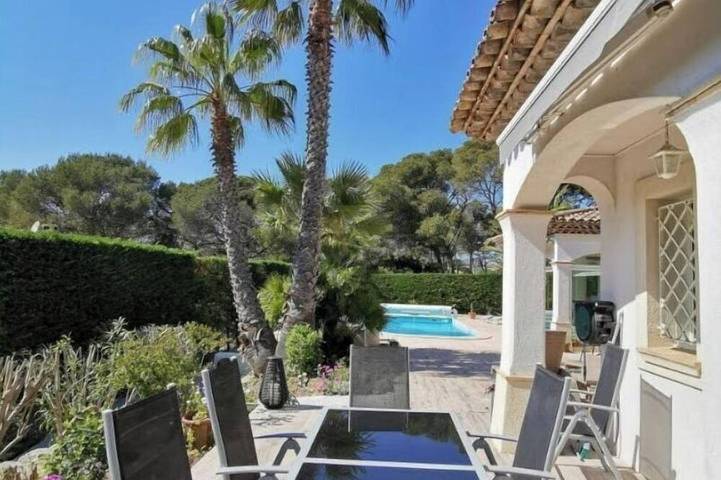 Location de vacances pour 2 personnes, avec jardin ainsi que jacuzzi et terrasse dans Boulouris