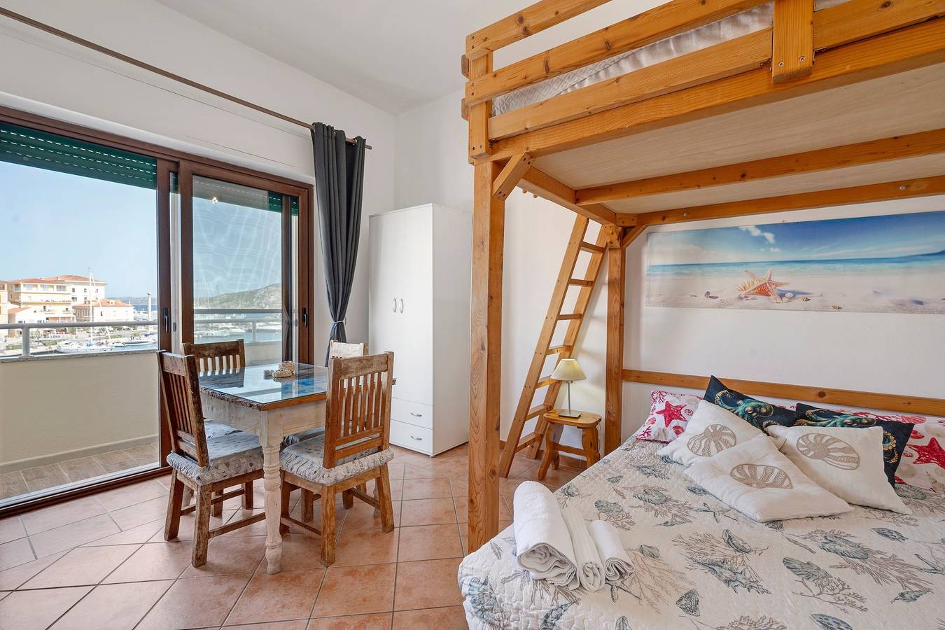 Ganzes Studio, Einzimmerapartment "Casa Silvia" mit Meerblick, Balkon und Klimaanlage in Parco Nazionale dell'Arcipelago di La Maddalena, La Maddalena