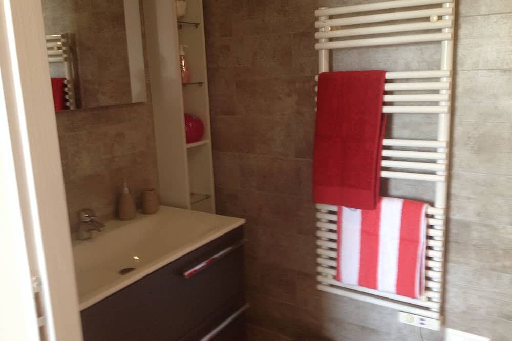 Gite in a Provencal country house with swimming pool. in La Tour-d'Aigues, Parc naturel régional du Luberon