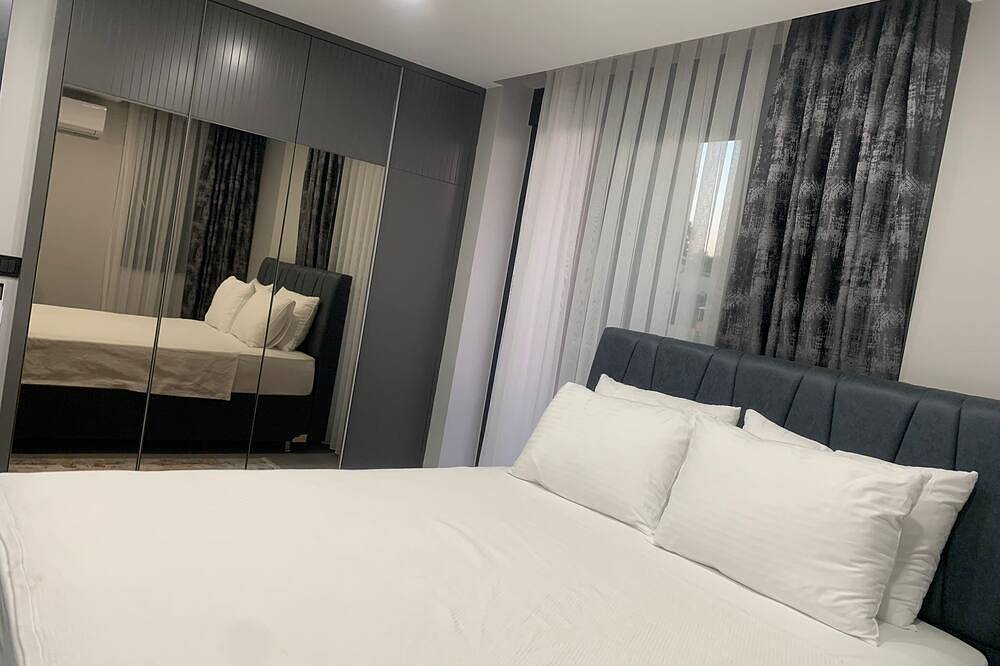 Stylish Villa with Private Pool, Garden & Jacuzzi – Near Beach in Kemer, Provincia de Antalya