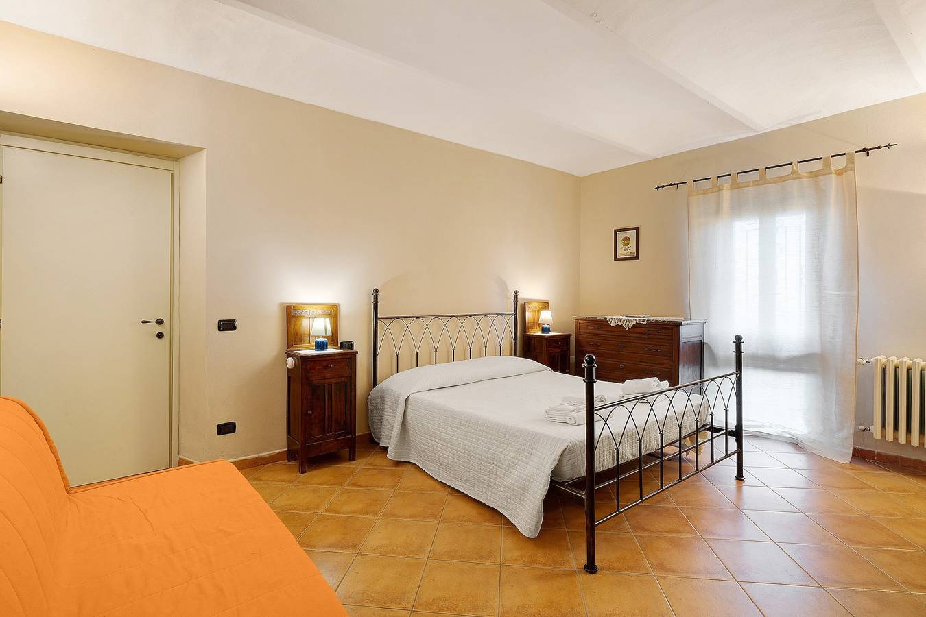 Zimmer 'Capra' mit Bergblick, Gemeinschaftspool und Wlan in Costigliole d'Asti, Langhe