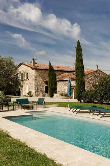 Gîte pour 12 personnes, avec piscine et jacuzzi ainsi que terrasse et jardin, animaux acceptés à Loriol-sur-Drôme