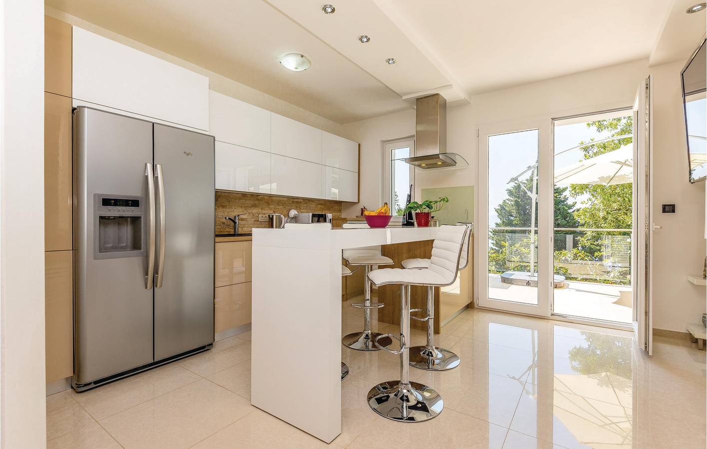 Urlaub am Meer: Geräumiges Apartment mit Terrasse und Parkplatz, 700 m vom Strand entfernt in Novi Vinodolski, Primorje-Gorski Kotar