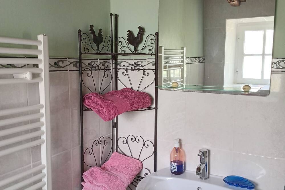 Charming Breton farmhouse. Hiking, beach 30 minutes away. Ideal for families. in Bourbriac, Guingamp Region