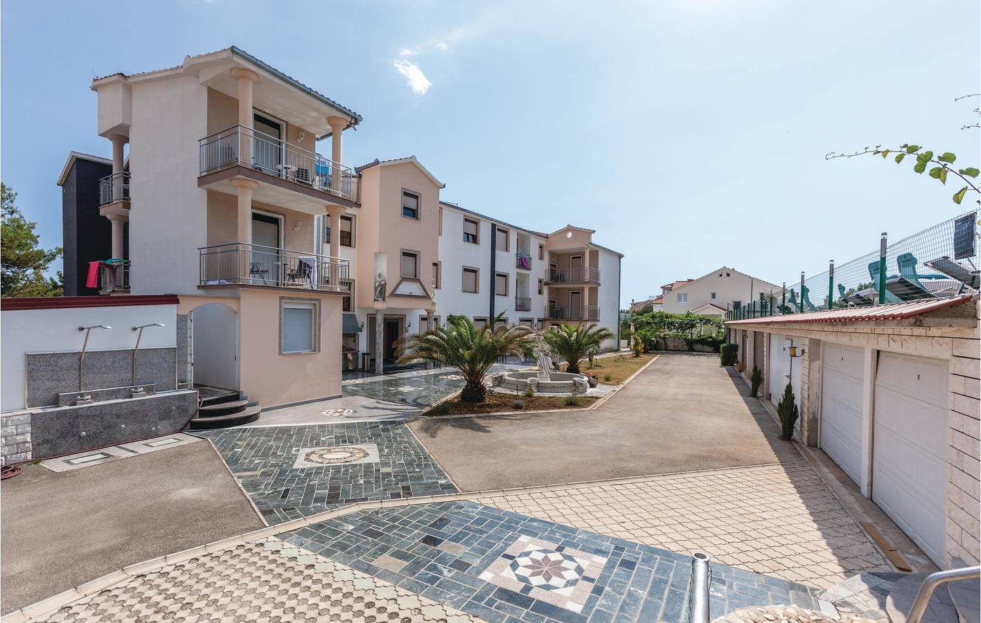 Ganze Ferienwohnung, Gemütliche Ferienwohnung mit Pool, WLAN und Terrasse in der Nähe des Strandes Uvala Bočići in Okrug Gornji, Ciovo