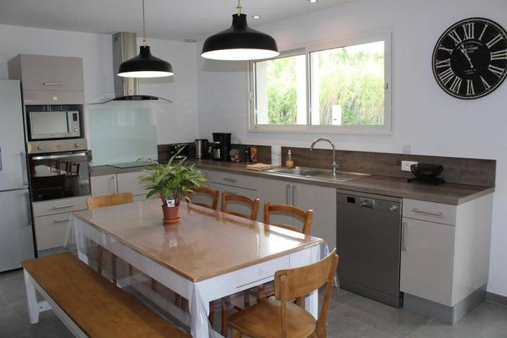 Location de vacances pour 8 personnes, avec Terrasse ainsi que Jardin et Piscine à Boutenac