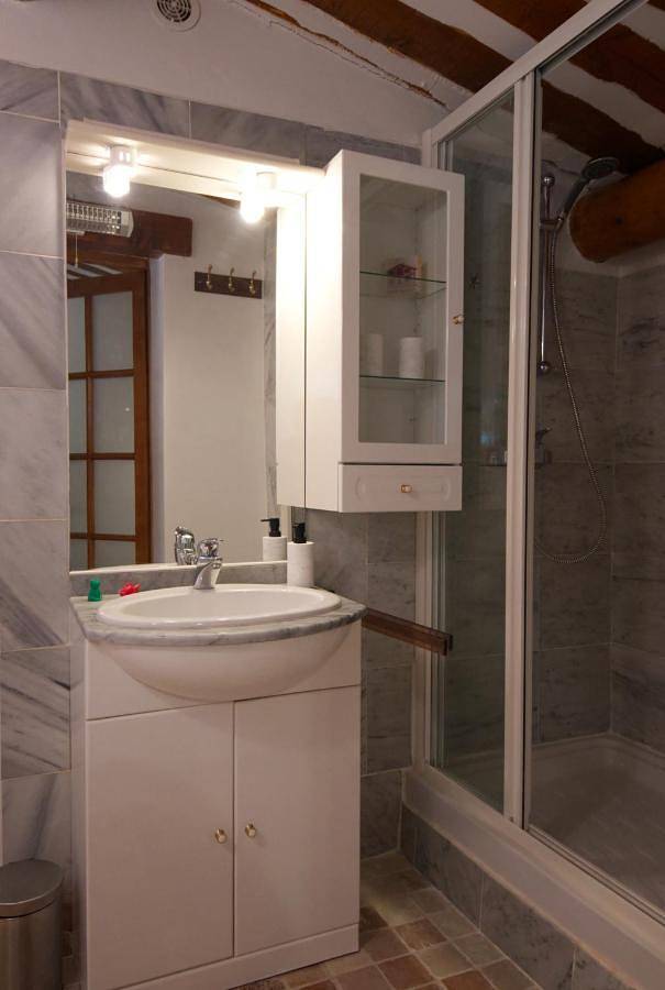 Location de vacances pour 2 personnes, avec terrasse ainsi que vue et piscine à Maubec - 4