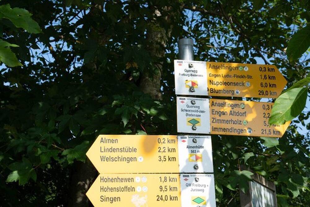 Ganze Wohnung, Einzelzimmer 15 qm, mit eigener Dusche und Etagen-Wc, max. 1 Person in Engen, Hegau