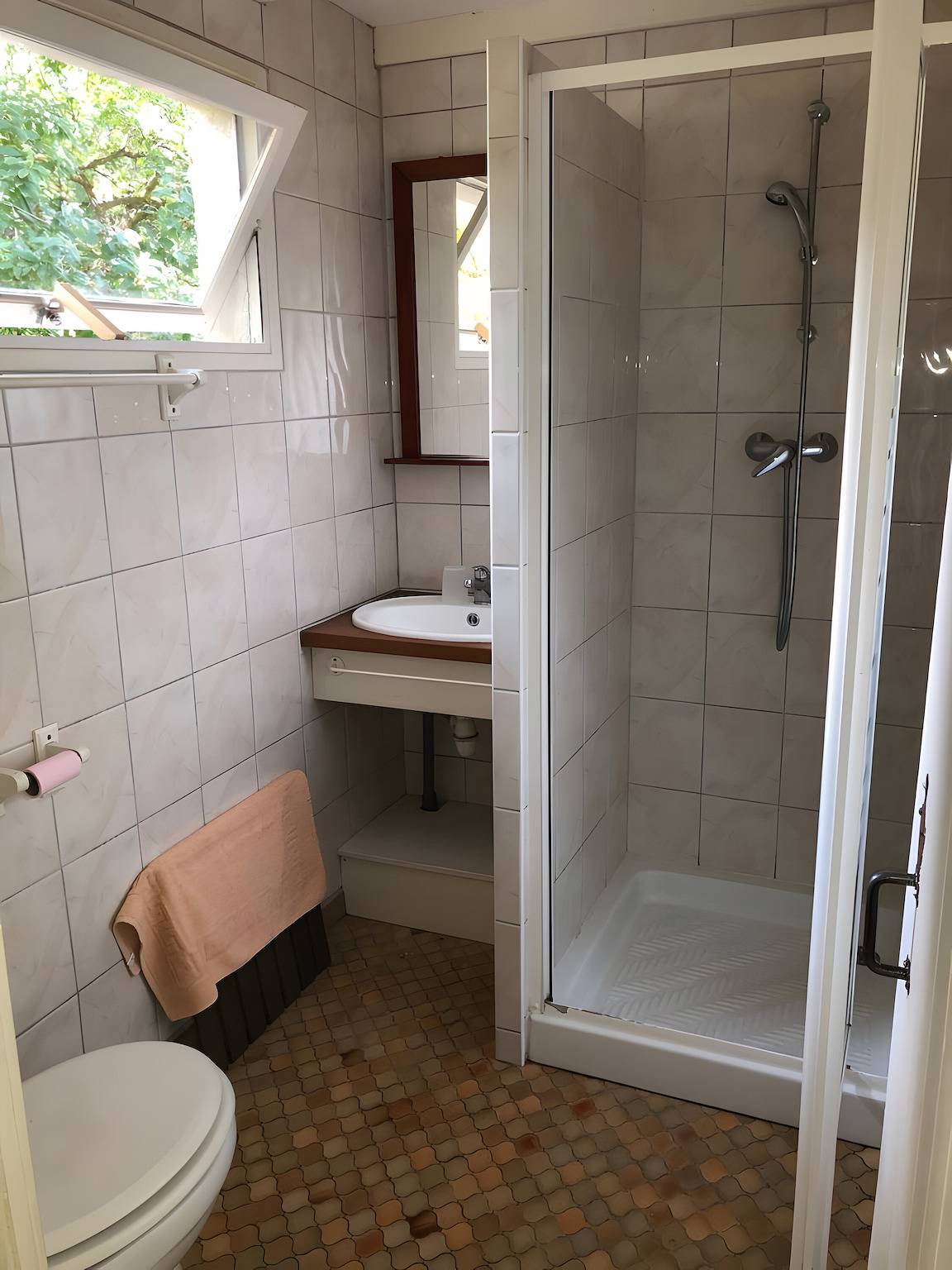 Vakantiehuis 'Le Lavoir' met Gedeeld Zwembad, Privé Terras en Gemeenschappelijke Tuin in Varaignes, Regionaal Natuurpark van de Perigord-Limousin