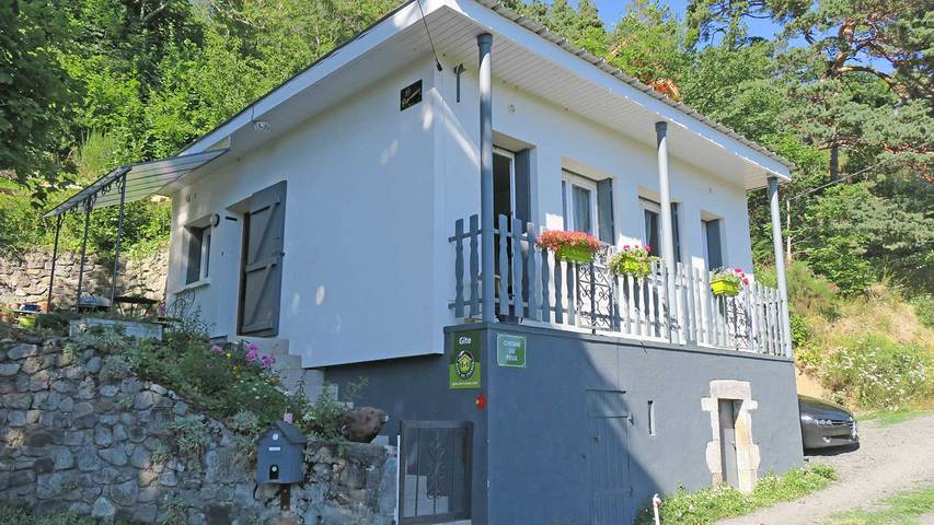 Gîte pour 2 personnes, avec terrasse ainsi que vue sur le lac et jardin à Chambon-sur-Lac