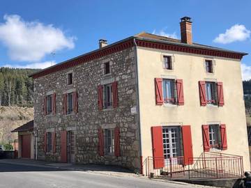 Gîte pour 13 personnes, avec terrasse à Saint-Anthème