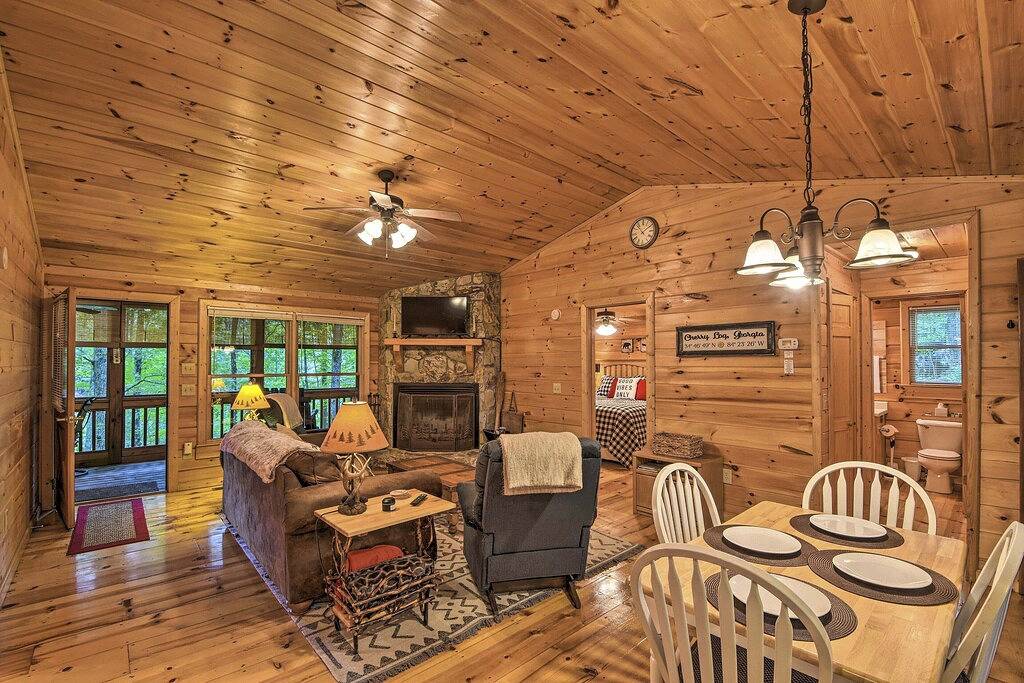 'Pinot & Pine' Chic Log Cabin ~ 5 Mi to Blue Ridge in Cherry Log, Chattahoochee National Forest