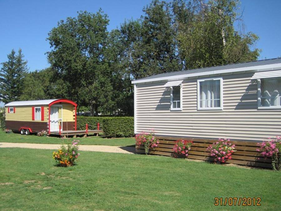 Camping Le Renom - Accommodatie 4 personen - Roulotte - 1 slaapkamer 1/4 pers in Vonnas, Bourg-en-Bresse en omgeving