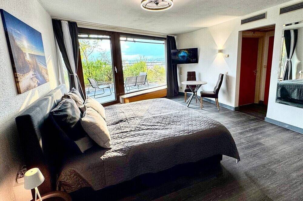 Ganze Wohnung, 2 Zimmer Penthouse Apartment in Pforzheim, Nordschwarzwald