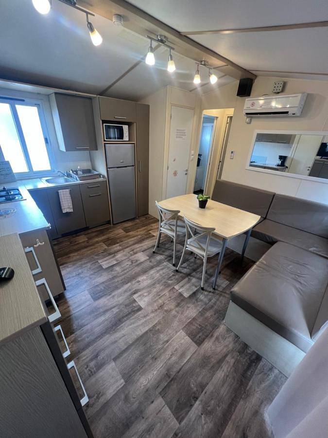 Camping pour 6 personnes, avec piscine ainsi que terrasse et bassin pour enfant à Port-la-Nouvelle