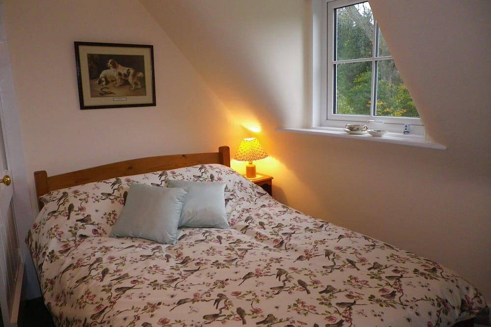 Cottage beside Loch Ness, Caledonian Canal and River Oich, Fort Augustus in Fort Augustus, Highlands