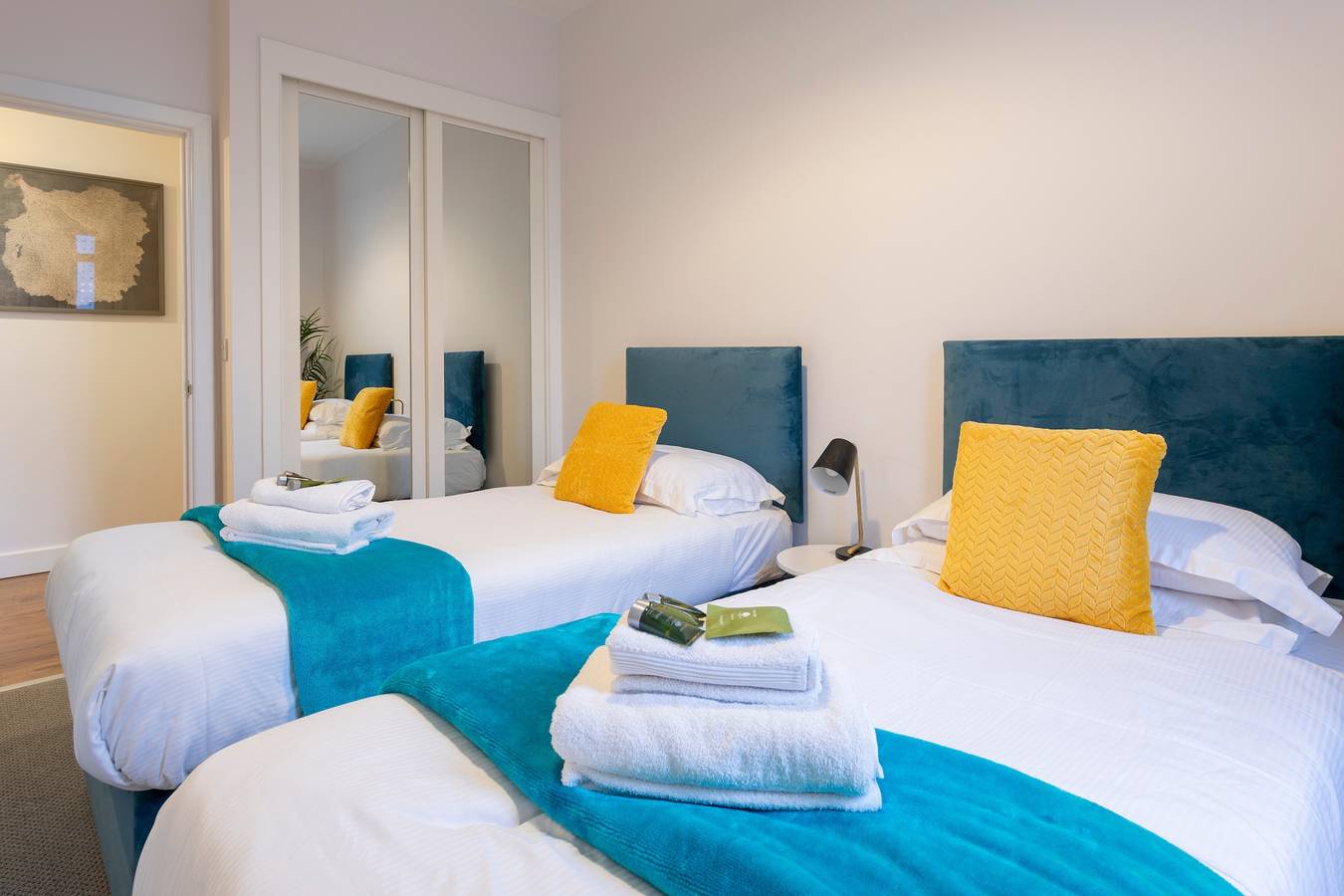 Entire holiday apartment, Modern 2- Bedroom Apartment in Central Redhill! in Surrey