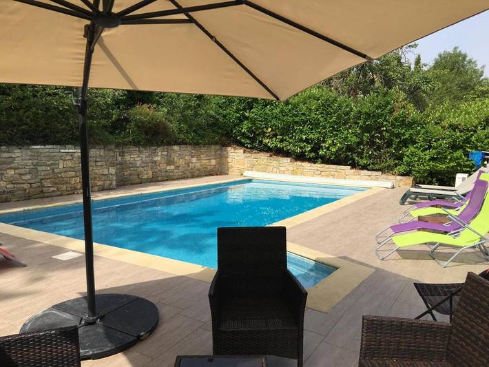 Location de vacances pour 8 personnes, avec Terrasse ainsi que Jardin et Piscine à Roquetaillade