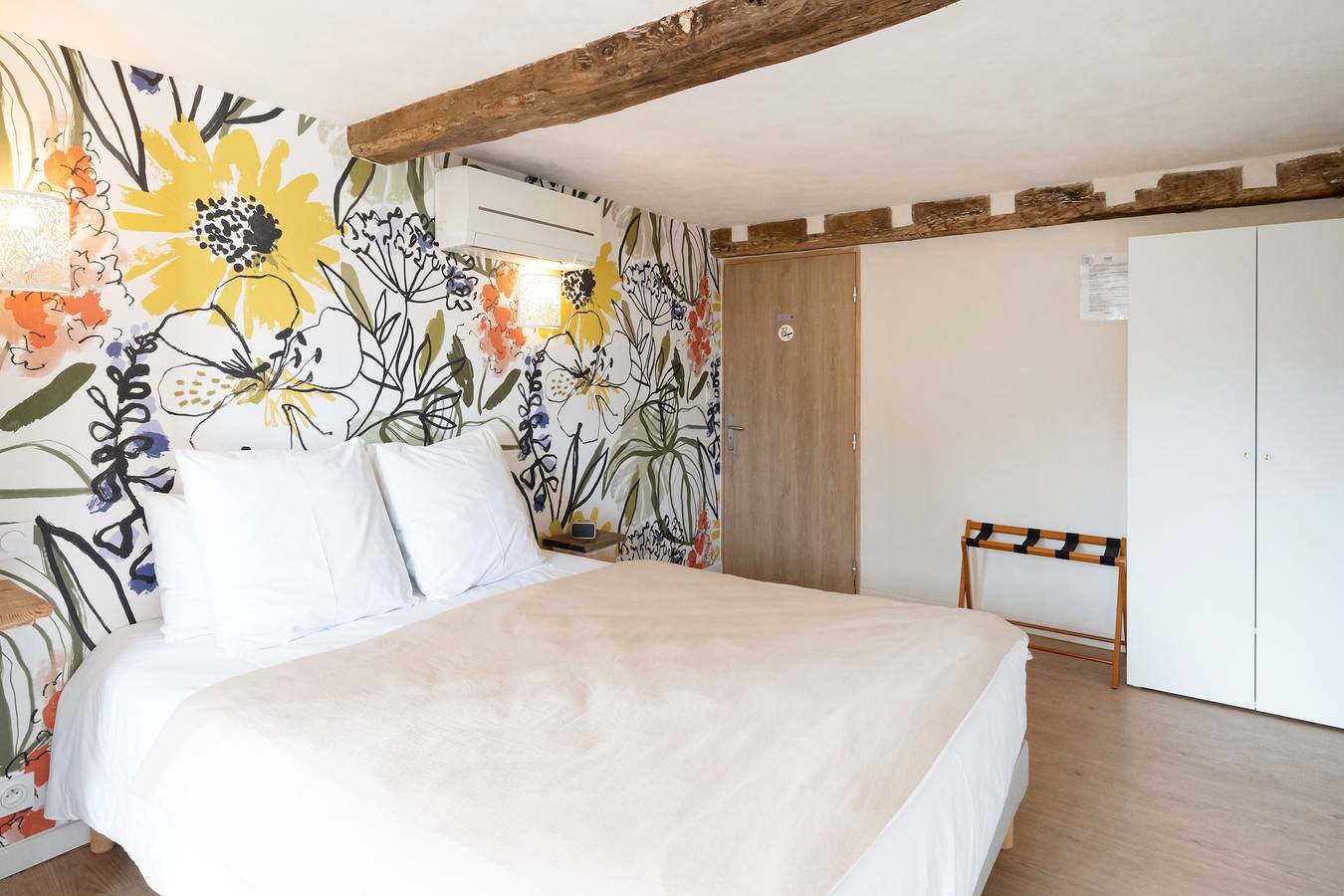 Chambre d'hôtes 'Maison Perbos 1556 - Lurra' avec piscine partagée, Wi-Fi et climatisation in La Bastide-Clairence, Région de Bayonne