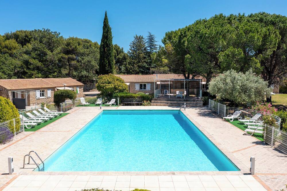 Ganze Wohnung, Charming T3 Bastidon in residence in La Roque-sur-Pernes, Vaucluse