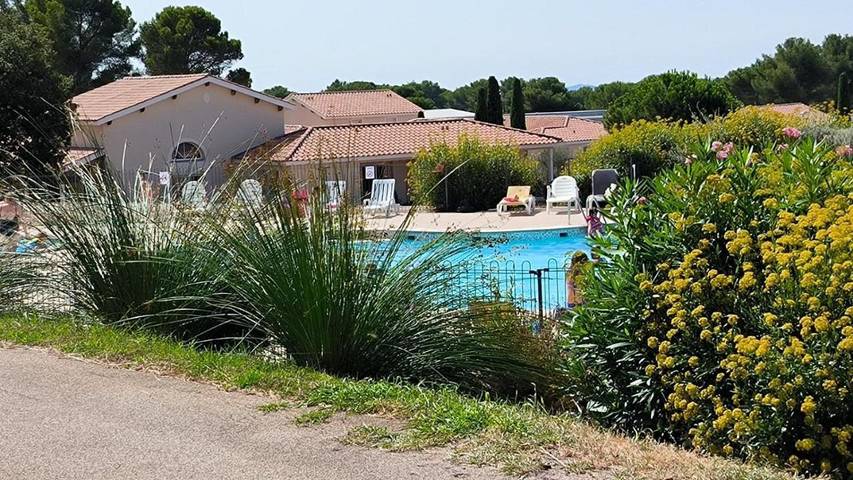 Gîte pour 4 personnes, avec Terrasse et Jardin ainsi que Piscine et Vue dans Circuit Paul-Ricard - 2