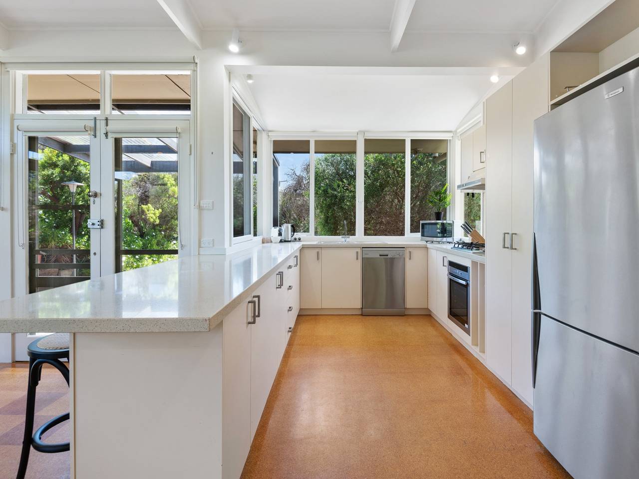 Entire apartment, Spacious Coastal 4-Bed Steps from the Sand in Melbourne, Mornington Peninsula