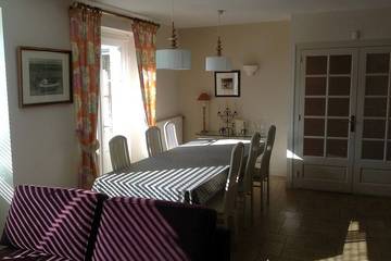 Location de vacances pour 12 personnes, avec balcon et jardin à Lanvallay