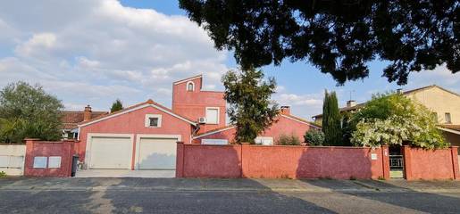 Gîte pour 4 personnes, avec piscine et vue ainsi que jardin et bassin pour enfant à Roques