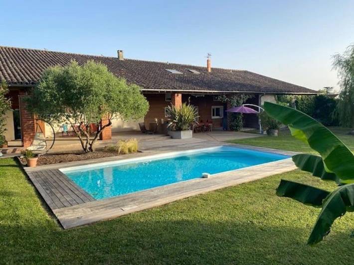 Location de vacances pour 10 personnes, avec jacuzzi ainsi que jardin et piscine à Saint-Étienne-de-Tulmont