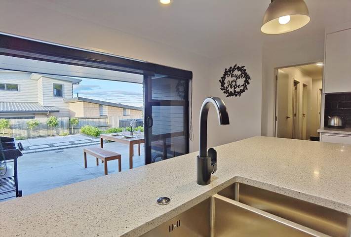 Holiday home for 12 people, with balcony and hot tub as well as garden in Bay of Plenty