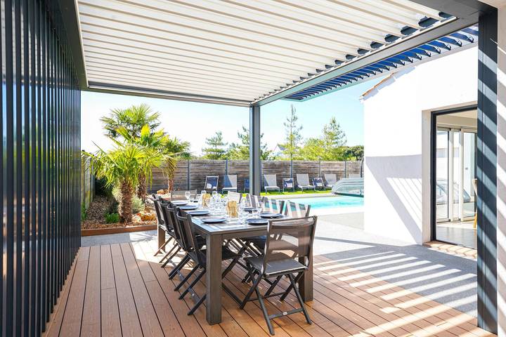 Location de vacances pour 10 personnes, avec vue ainsi que jardin et piscine, adapté aux familles dans Port Bourgenay - 2