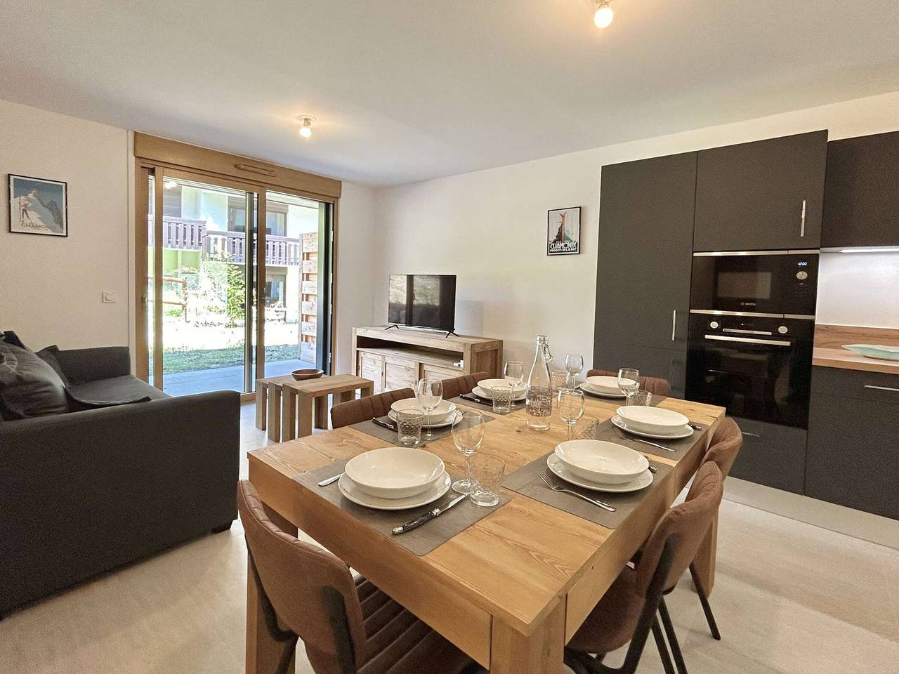 Entire apartment, Modern 3-Room Apartment, Ski-In Access, Sleeps 6, with Parking and Heated Ski Locker in Combloux in Combloux, Pays du Mont-Blanc