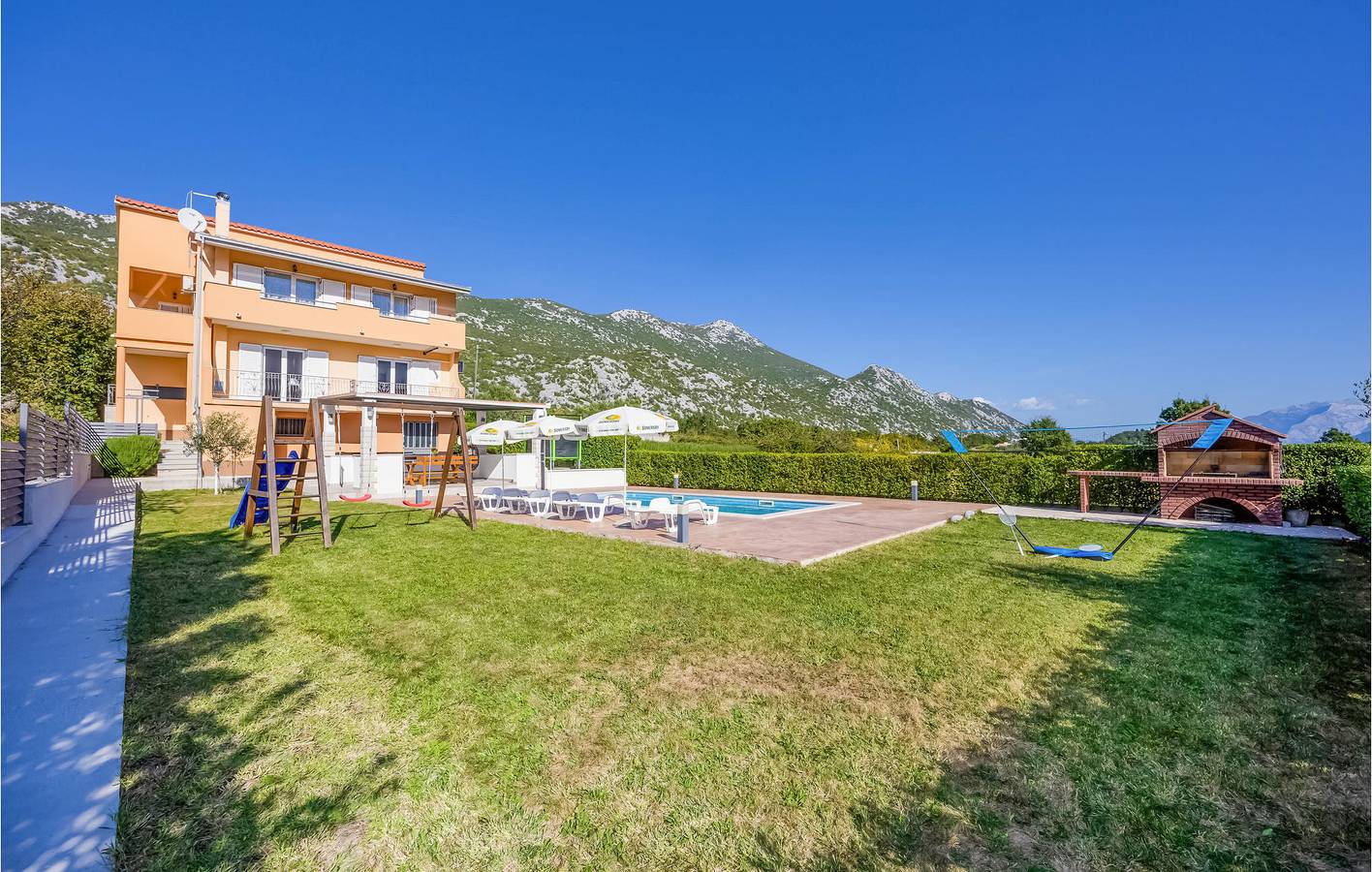 Entire holiday apartment, Holiday apartment for 5 people with terrace in Dalmatian Zagora