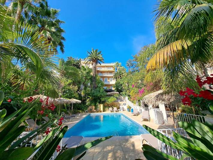 Appart’hôtel pour 4 personnes, avec jardin ainsi que piscine et vue