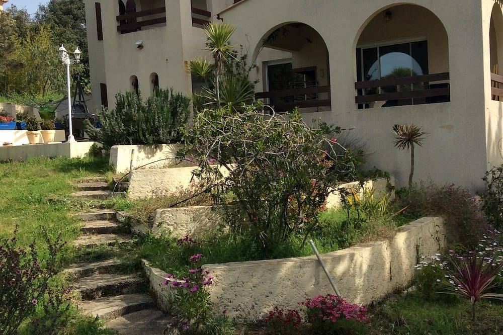 Villa d'architecte avec un jardin de 1600 m arboré in Tiuccia, Calcatoggio