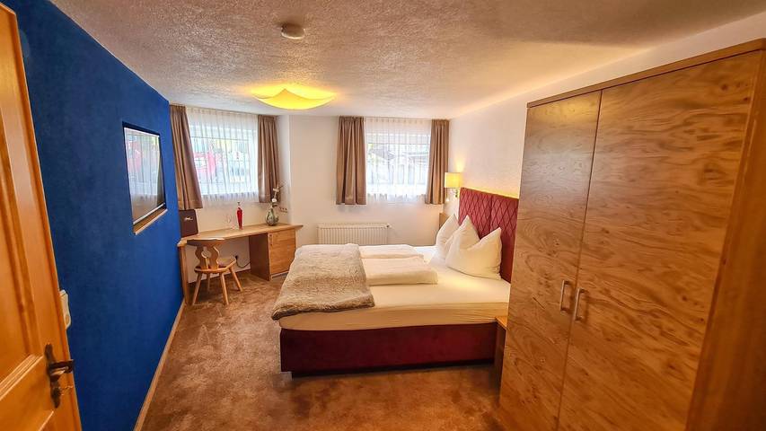 Ganze Ferienwohnung, Enzian Doppelzimmer mit Dusche, Wc in Ischgl, Verwall