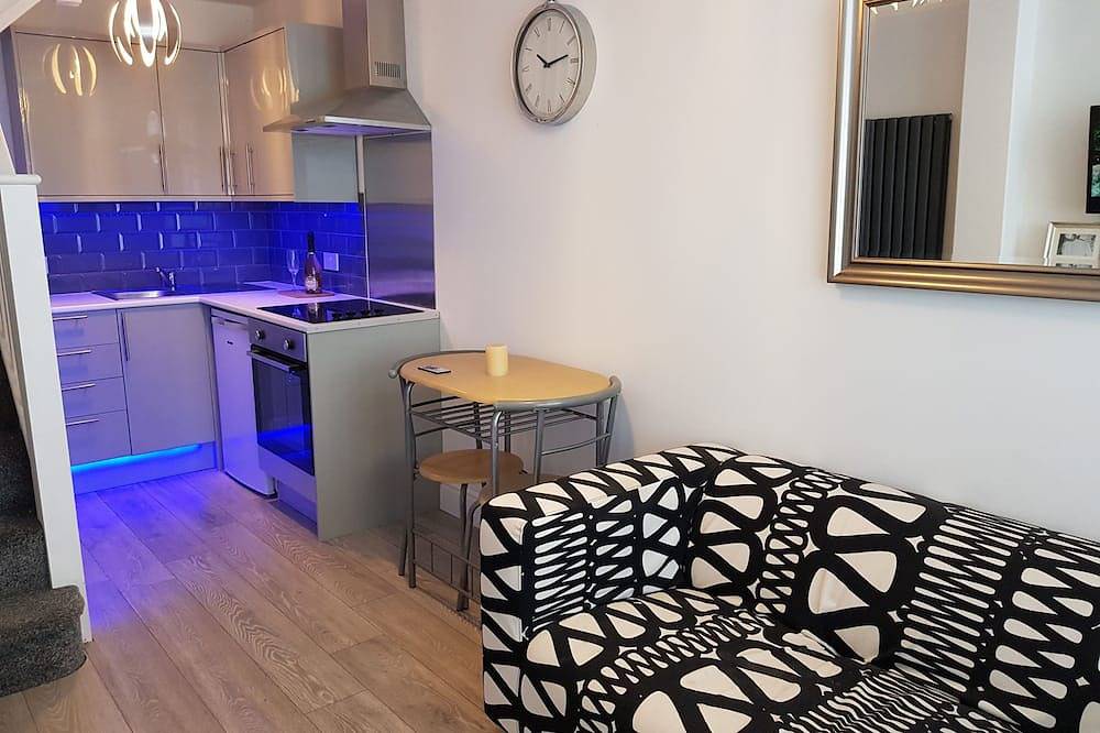 Ganze Wohnung, Neugebaute 2-Zimmer-Wohnung 30 Minuten vom Zentrum Londons entfernt - kostenloser Parkplatz in Sutton (London), London