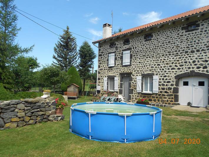 Gîte pour 6 personnes, avec jardin ainsi que terrasse et piscine à Alleyrac