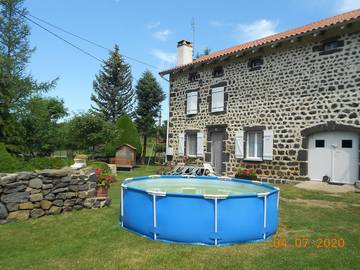 Gîte pour 6 personnes, avec jardin ainsi que piscine et terrasse à Alleyrac