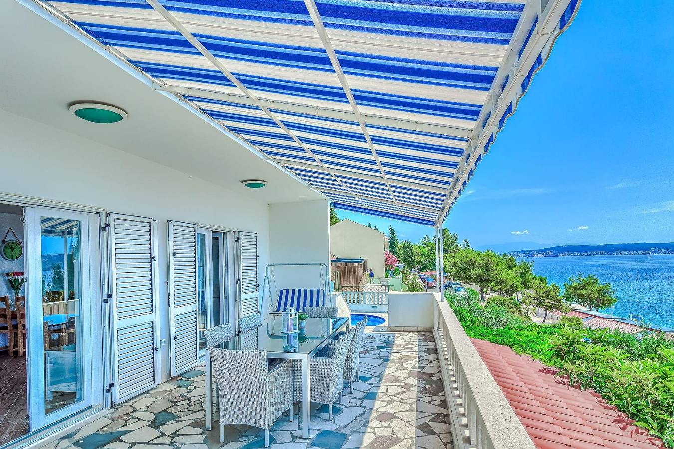 Ferienhaus mit Terrasse, Pool und Strandzugang in Seget Vranjica, Split-Dalmatien