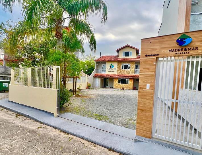 Casas e apartamentos de temporada para 8 pessoas, com vista e balcão e ainda jardim em Guarda do Embau