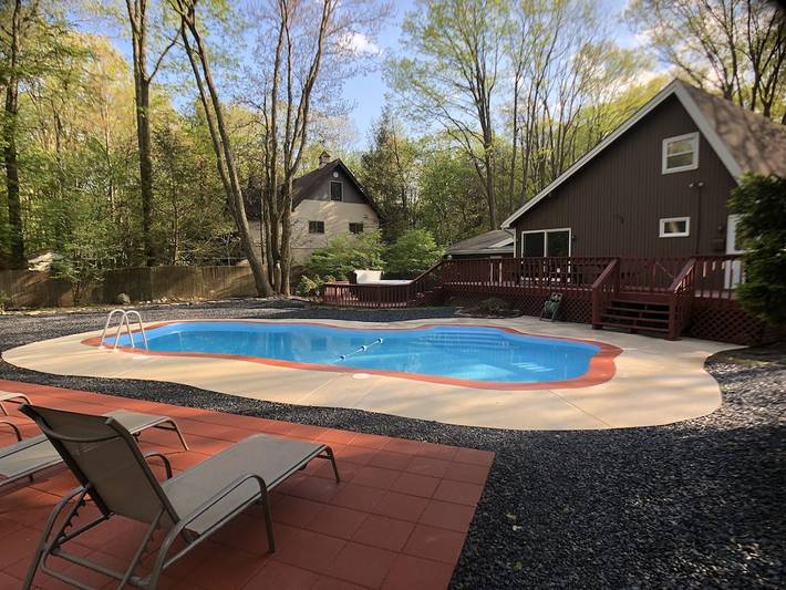 Vacation house for 12 people, with yard and balcony as well as hot tub and pool in Pocono Mountains
