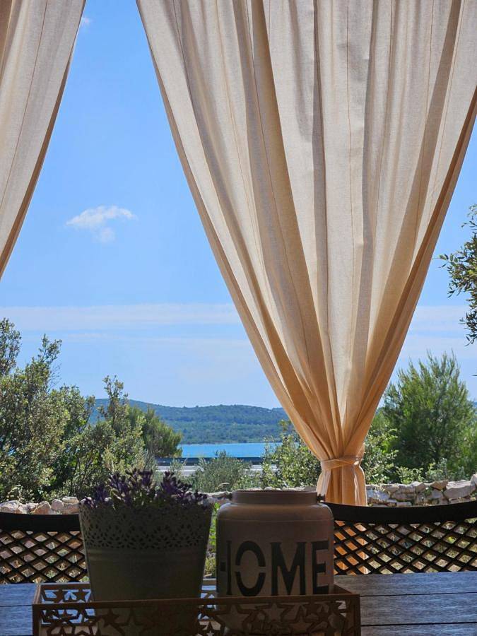 Camping für 4 Personen, mit Terrasse und Pool sowie Ausblick in Pirovac
