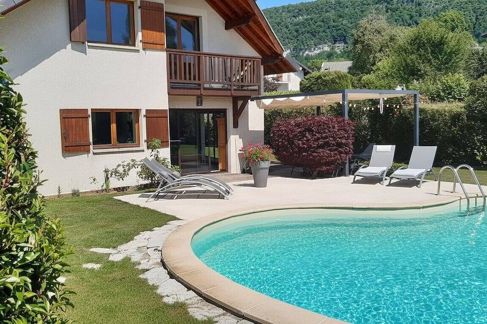 Grande maison avec piscine aux portes d’Annecy, idéale pour des vacances détente in Quintal, Parc naturel régional du Massif des Bauges