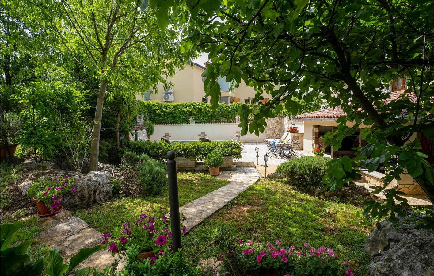 Gemütliche 2-Zimmer-Wohnung mit Pool, Terrasse und WLAN in der Nähe von Restaurants und dem Fluss in Kršan, Ostküste Istrien