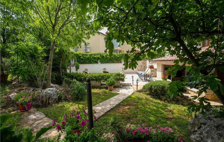 Gemütliche 2-Zimmer-Wohnung mit Pool, Terrasse und WLAN in der Nähe von Restaurants und dem Fluss in Vozilići, Ostküste Istrien