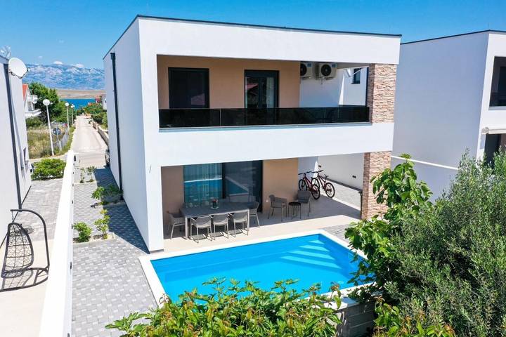 Villa pour 10 personnes, avec Balcon et Terrasse ainsi que Jardin et Piscine dans Vir