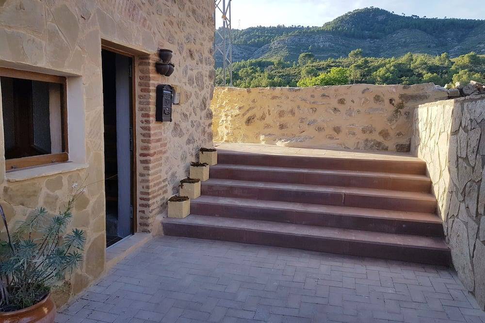1800 Stone House 10 minutes drive to the sea. in Vandellòs i l'Hospitalet de l'Infant, Costa Dorada
