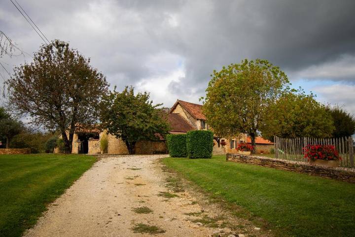 Location de vacances pour 12 personnes, avec jardin et vue ainsi que piscine et terrasse à Saint-Crépin-et-Carlucet - 4